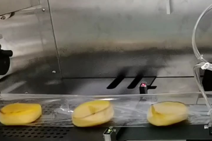 Automatic packaging machine for bakery