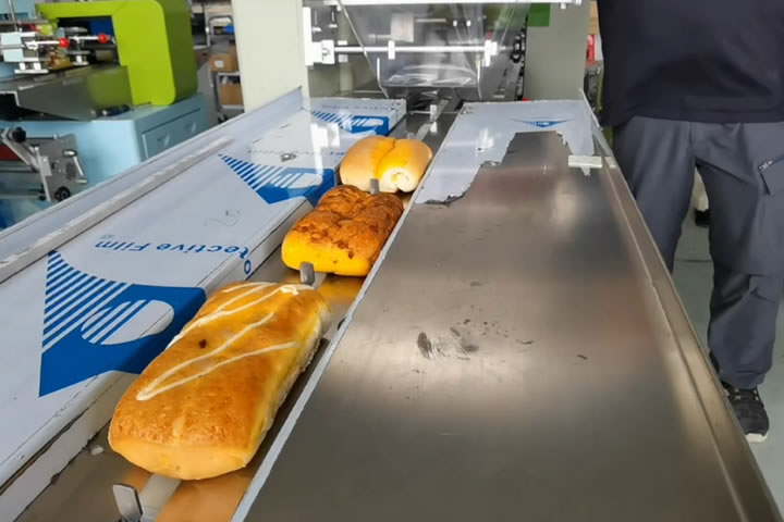 Automatic packaging machine for bakery