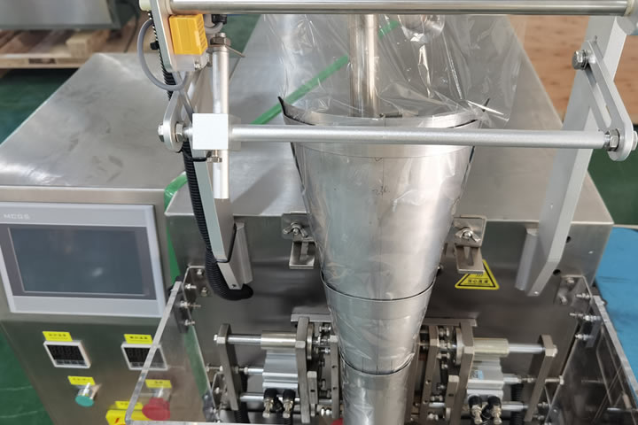 Sauce packaging machine