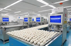 Live! The intelligent weighing and packaging line for quick-frozen fish balls operates efficiently, creating an industry benchmark case
