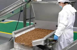 A pet food company in Zhejiang Province introduces a vertical packaging production line to start an efficient and intelligent upgrade